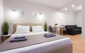 Apartment In The Center - Gimnasiyna Naberezhna 24A-2